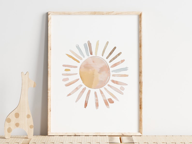 K&ouml;nnte beinhalten: Ein Aquarellbild einer Sonne mit einem Farbschema aus Pfirsich, Gelb und Braun. Die Sonne ist von einem Ring aus Pinselstrichen in verschiedenen Braunt&ouml;nen, Pfirsich und Blau umgeben.
