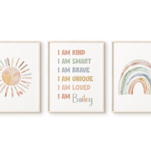 K&ouml;nnte beinhalten: Drei Aquarelldrucke mit einer Sonne, einem Regenbogen und dem Text "Ich bin freundlich, ich bin klug, ich bin mutig, ich bin einzigartig, ich bin geliebt, ich bin Bailey".