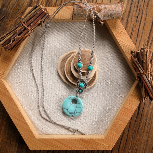 Collier réglable micro macramé fils lihnasita ciré et perles naturelles turquoises