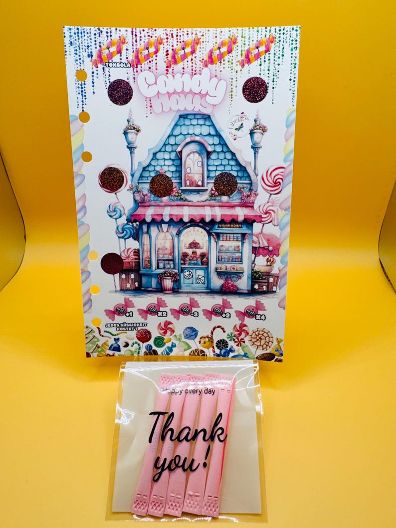 Pode incluir: Um cart&atilde;o colorido com tema de doces com uma ilustra&ccedil;&atilde;o de uma loja de doces, com um telhado azul e detalhes em rosa. O cart&atilde;o tem o t&iacute;tulo "Candy House" e &eacute; decorado com doces e glitter. Uma sacola transparente com clipes rosa e o texto "Thank you!" est&aacute; na frente.