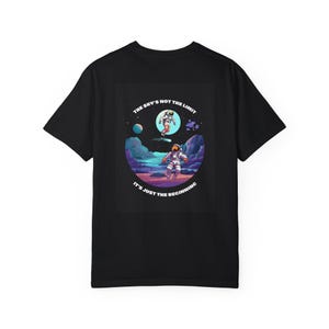 Puede incluir: Camiseta negra con un estampado gráfico de dos astronautas en el espacio con el texto "The sky's not the limit, it's just the beginning."