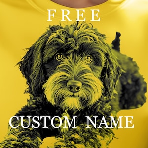 Puede incluir: Sudadera amarilla con una ilustración en negro y amarillo de un perro. La palabra "FREE" está encima del perro y "CUSTOM NAME" debajo. El perro tiene una apariencia esponjosa. La sudadera es de cuello redondo.