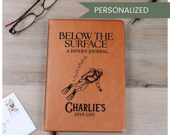 Diario de buceo / Libreta personalizada de piel vegana / Regalo para amantes del océano: ¡Bajo la superficie!