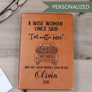Pu&ograve; includere: Un diario in pelle marrone con il testo "A Wise Woman Once Said 'I'm outta here'" e il nome "Olivia" con l'anno "2025". Il diario presenta una grafica di camion con fiori e la parola "Retired".