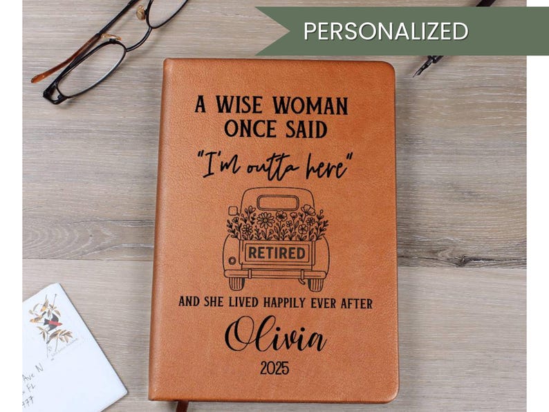 Pu&ograve; includere: Un diario in pelle marrone con il testo "A Wise Woman Once Said 'I'm outta here'" e il nome "Olivia" con l'anno "2025". Il diario presenta una grafica di camion con fiori e la parola "Retired".