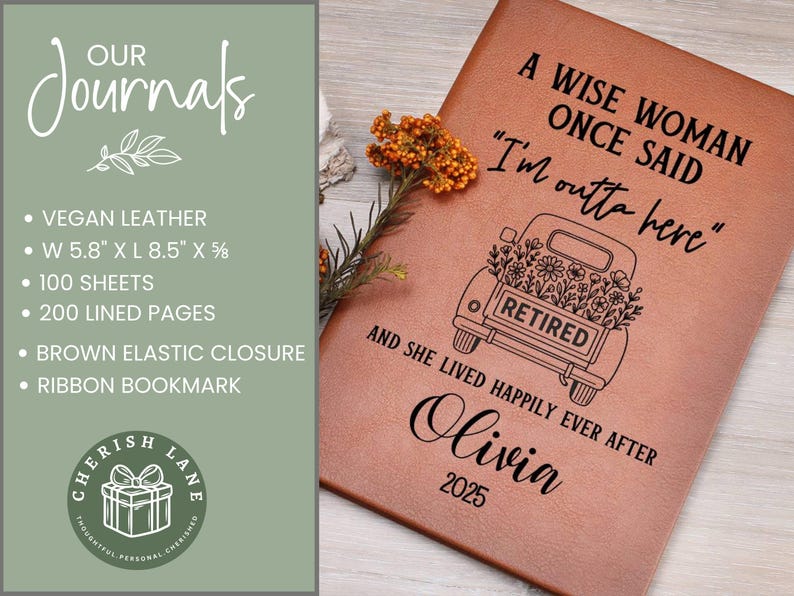 Pu&ograve; includere: Un diario in pelle vegana marrone con la scritta "A Wise Woman Once Said 'I'm outta here'" e una grafica di un camion in pensione pieno di fiori. Il diario misura 14,7 cm x 21,6 cm e ha 100 fogli e 200 pagine a righe.