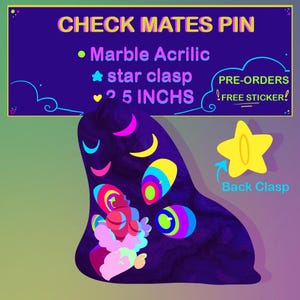 Peut inclure: Épingle en acrylique marbré avec fermoir en étoile, d'environ 12.7 cm. L'épingle présente un design coloré et un fermoir arrière. Le texte "CHECK MATES PIN" est en haut, avec "PRE-ORDERS" et "FREE STICKER!" également visibles.