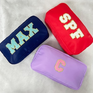 Bolsa de nailon personalizada, bolsa de maquillaje personalizada con parche de letras de chenilla, bolsa de cosméticos con nombre, bolsas de artículos de tocador de viaje, regalo de dama de honor, bolsa de regalo
