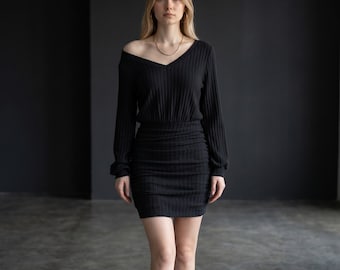 Mini sukienka z prążkowanej dzianiny, dopasowana sukienka sweterkowa z długim rękawem, dopasowana sukienka z dzianiny z dekoltem w serek, miękka, elastyczna mini sukienka, elegancki, swobodny strój jesienny