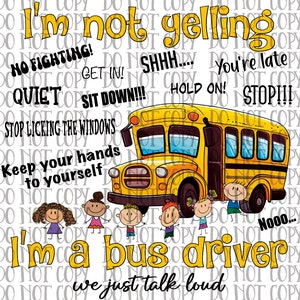 Può includere: Un autobus scolastico giallo con il testo "I'm not yelling, we just talk loud" e "No fighting, Get in! Shhh... You're late, Quiet, Sit down!!! Hold on! Stop!!! Stop licking the windows, Keep your hands to yourself, I'm a bus driver, Nooo..." intorno all'autobus. Ci sono bambini a forma di bastoncino intorno all'autobus.