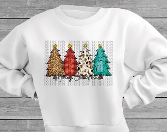 Könnte beinhalten: Weißes Sweatshirt mit vier Weihnachtsbäumen in verschiedenen Mustern und Farben: Leopardenmuster, Rot, Kuhmuster und Türkis. Der Text "Merry Christmas" steht unter den Bäumen. Der Hintergrund hat ein sich wiederholendes "DO NOT COPY"-Muster.