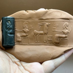 Maravilloso antiguo rey del Cercano Oriente con sello de forma cilíndrica de ciervo en huecograbado