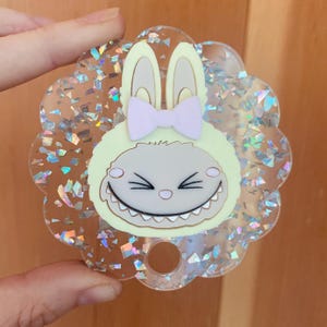 Adorno para taza Stanley de Labubu para vasos de 40 oz, 30 oz y 20 oz. Decoración con un lindo personaje acrílico. Regalo kawaii. Compatible con H2.0. Fan de Labubu.