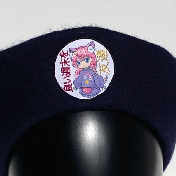 Marineblaue Wollmütze mit Manga-Kawai-Abzeichen