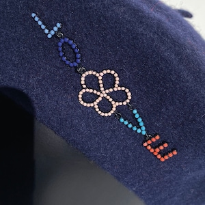 Boina de lana 100% azul marino y broche de perlas de colores la palabra AMOR, escrita, en lugar de mi letra ¡O una flor! ¡El amor es el amor!