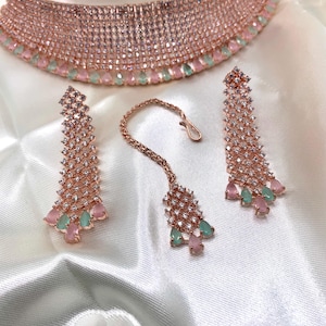 Choker, Maantika e orecchini con pietre CZ ispirati ad Ambani.