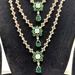 Gioielli in pietra smeraldo ispirati a Nita Ambani/collana a 3 strati con orecchini a bottone/pezzo importante/verde smeraldo