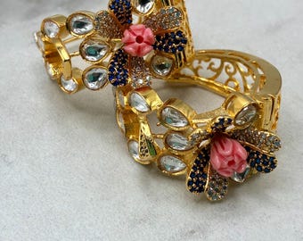 Pendientes de aro con forma de flor: Joyería india balinesa pulida en oro