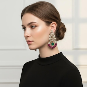 Długie wiszące kolczyki z kamieniem szmaragdowym i rubinowym z półszlachetnymi kamieniami: inspirowane stylem Sabyasachi