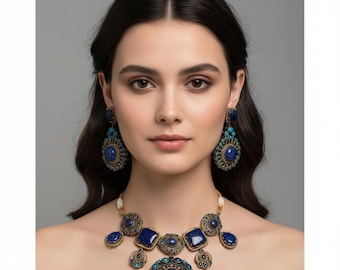 Halsband och örhängen med blå dubblettsten. Sabyasachi-stil