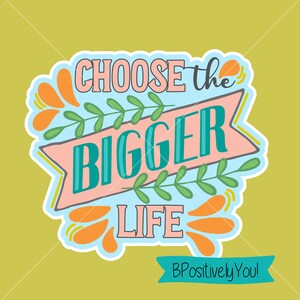 Puede incluir: Una pegatina azul y rosa con el texto "Elige la vida más grande" y una cinta verde con el texto "BPositively You!"