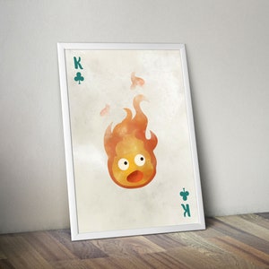 K&ouml;nnte beinhalten: Eine Spielkarte im Vintage-Stil mit einer Aquarell-Illustration eines Feuergeistes aus dem Film "Howls bewegliches Schloss". Die Karte ist der K&ouml;nig der Kreuz und tr&auml;gt die Aufschrift "K" sowie ein Kleeblatt-Symbol in der oberen linken und unteren rechten Ecke.