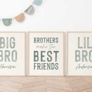 Peut inclure: Trois impressions encadr&eacute;es avec un fond beige clair et du texte vert. L'impression de gauche dit "BIG BRO Harrison". L'impression du milieu dit "BROTHERS make the BEST FRIENDS". L'impression de droite dit "LIL BRO Anderson".
