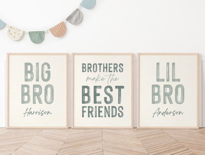Peut inclure: Trois impressions encadr&eacute;es avec un fond beige clair et du texte vert. L'impression de gauche dit "BIG BRO Harrison". L'impression du milieu dit "BROTHERS make the BEST FRIENDS". L'impression de droite dit "LIL BRO Anderson".