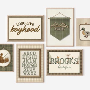 Pode incluir: Uma coleção de arte de parede emoldurada com um tema rústico e ao ar livre. A arte inclui uma faixa que diz "Adventure Awaits", uma impressão com as palavras "Long Live Boyhood" e uma impressão com o nome "Brooks Harrison". Outras impressões apresentam um pato e o alfabeto.