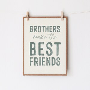 Peut inclure: Une impression encadr&eacute;e avec un fond blanc et un texte vert superpos&eacute; qui dit "Brothers make the best friends".