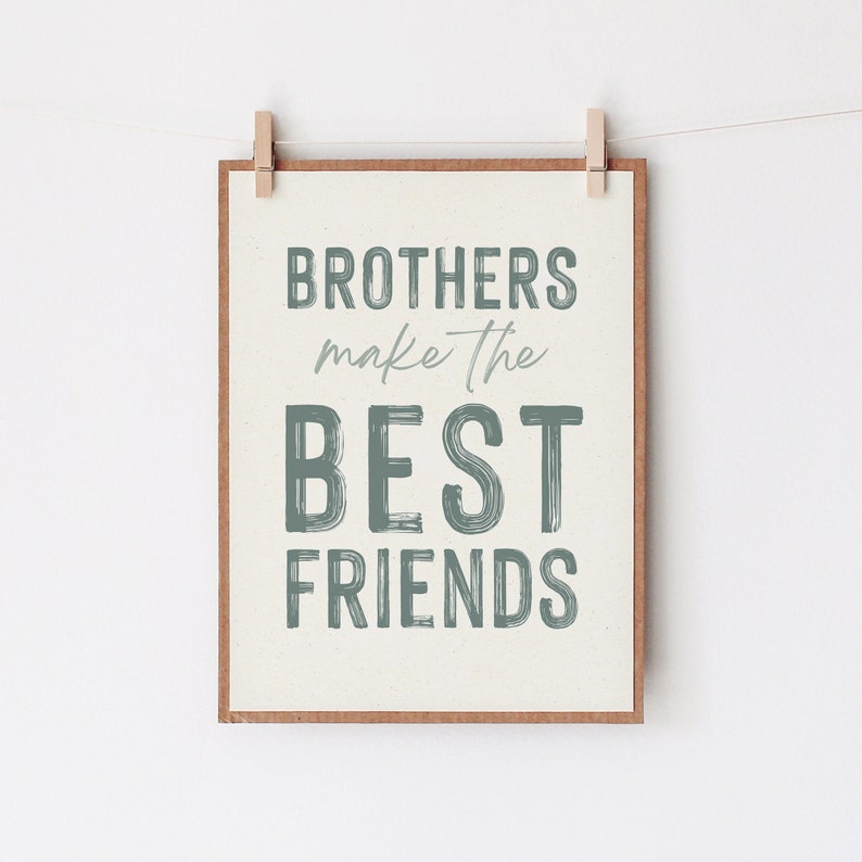 Peut inclure: Une impression encadr&eacute;e avec un fond blanc et un texte vert superpos&eacute; qui dit "Brothers make the best friends".