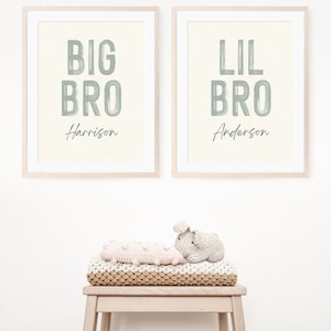 Peut inclure: Deux impressions encadr&eacute;es avec un fond cr&egrave;me et un texte vert. L'impression de gauche dit "BIG BRO Harrison" et l'impression de droite dit "LIL BRO Anderson".
