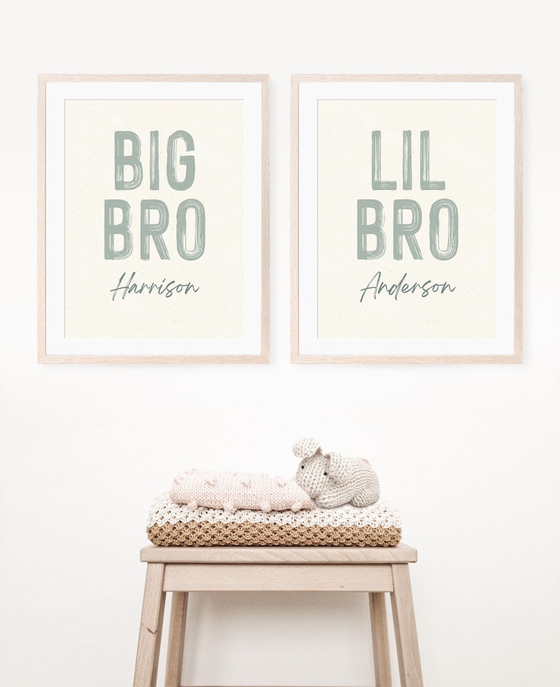 Peut inclure: Deux impressions encadr&eacute;es avec un fond cr&egrave;me et un texte vert. L'impression de gauche dit "BIG BRO Harrison" et l'impression de droite dit "LIL BRO Anderson".