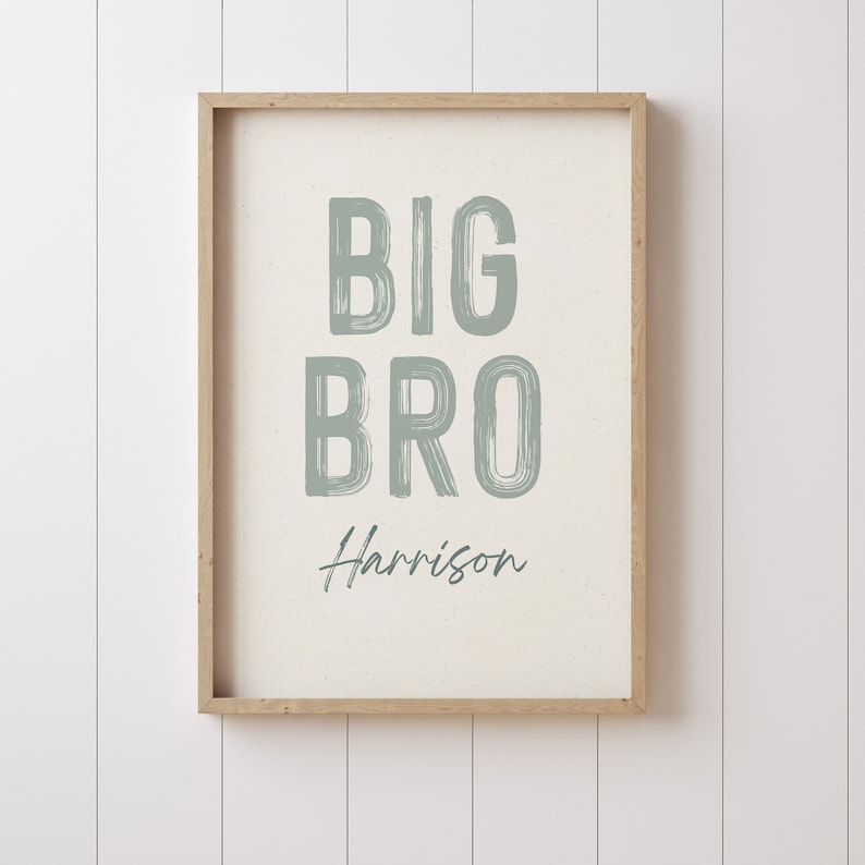 Peut inclure: Une impression encadr&eacute;e avec le texte "BIG BRO" en vert clair avec un effet de coups de pinceau. Le nom "Harrison" est &eacute;crit en cursive sous le texte.