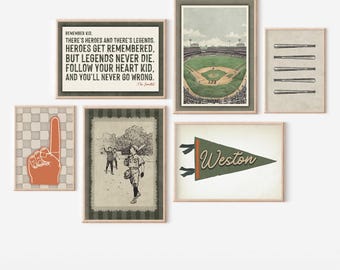 Puede incluir: Un conjunto de seis láminas enmarcadas con temática de béisbol. Incluye una cita de The Sandlot, una vista de un estadio, cinco bates de béisbol, un dedo de espuma, una ilustración vintage de un jugador y un banderín verde con el texto Weston.