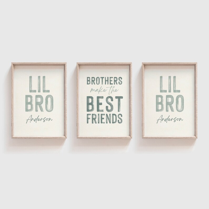 Peut inclure: Trois impressions encadr&eacute;es avec un fond blanc et un texte vert clair. Les impressions de gauche et de droite disent "Lil Bro Anderson". L'impression du milieu dit "Brothers make the best friends".