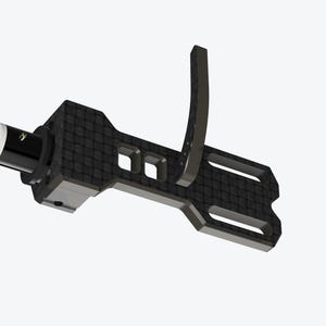 Könnte beinhalten: Schwarzer Tonarm mit Carbonfaser-Finish und silberfarbenem Headshell. Der Tonarm verfügt über einen Hebel zur Einstellung des Anti-Skating.