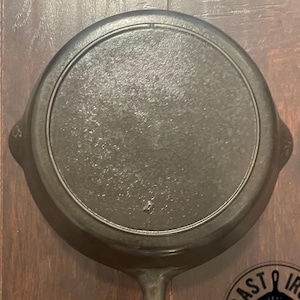 Lodge Single Notch #7 Cast Iron Skillet c. 1930s-1940s with Raised Maker Mark. Tennessee Pride.