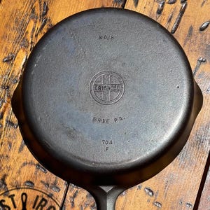 Griswold #8 Small Block Logo Cast Iron Skillet, Sits Flat, p/n 704 F, Early Handle, 1934-1944. Classic Kitchen Cookware Americana!