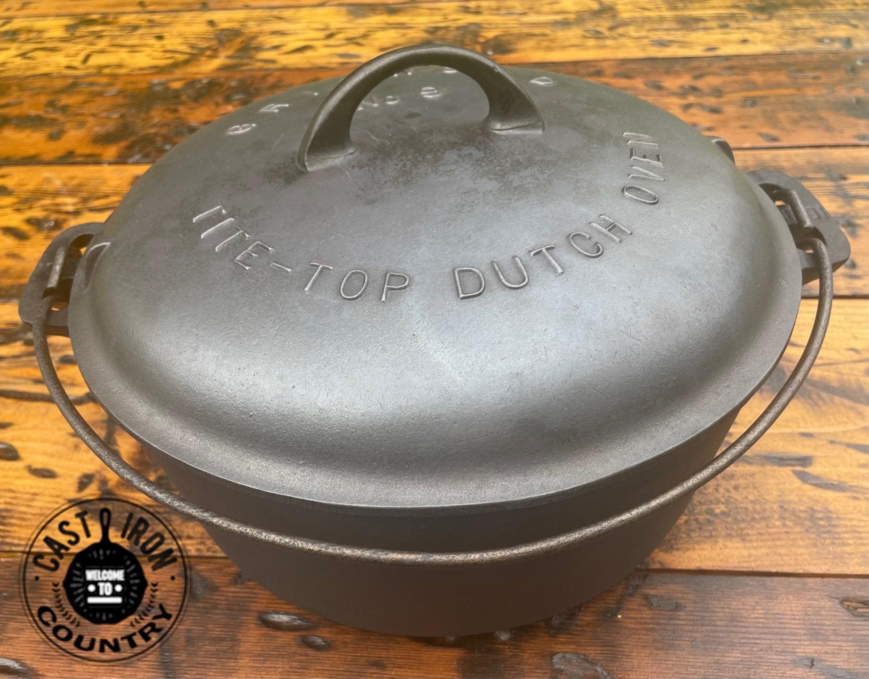 Griswold #9 Tite-top Cast Iron Dutch Oven, 834 Base/2552a Cover