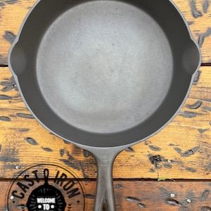 Griswold #8 Small Block Logo Cast Iron Skillet, Sits Flat, p/n 704S, Early Handle, 1934-1944. Classic Kitchen Cookware Americana!