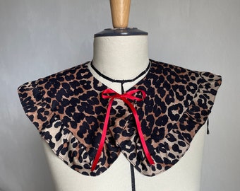 Removable leopard Claudine collar