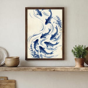 Peut inclure: Une impression encadrée à l'aquarelle représentant des carpes koï bleues nageant dans un motif d'eau courante. L'œuvre d'art a une esthétique vintage avec un cadre en bois brun foncé. Les poissons sont peints dans des tons de bleu.