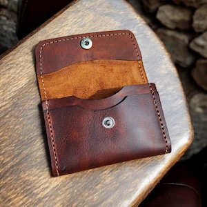 Porte-cartes en cuir à fermeture pression fait main - Deux compartiments, cuir toscana haut de gamme, design compact par Serhat sur SK Leather