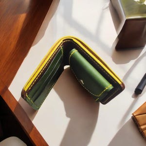 Cartera de piel Toscana hecha a mano, en dos tonos verde y marrón, bolsillo para monedas, 3 ranuras para tarjetas, elaborada por Serhat en SK Leather