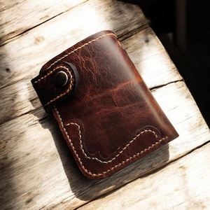 Handgefertigter Kartenhalter aus Leder mit Druckknopfverschluss - Zwei Fächer, kompakt und langlebig, Premium Toscana Leder von Serhat bei SK Leather