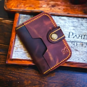 Tarjetero de piel hecho a mano con tapa: piel Toscana de primera calidad, compacto y elegante, elaborado por Serhat en SK Leather