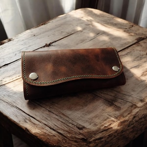 Multi-compartment long flat wallet suitable for daily use, available in various colors