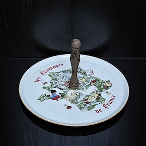 Assiette à fromage vintage en porcelaine française. Plateau de fromages avec décoration. Carte de France avec les fromages célèbres. Manche en bois. France. Années 1970.