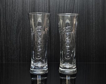 2 verres à bière Carlsberg. Logo en relief. Bière danoise - Copenhague. Verre/flûte d'origine de la marque Carlsberg.